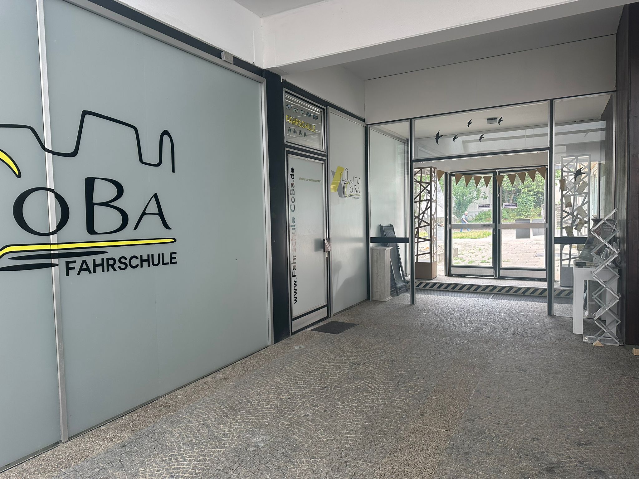 Eingang Fahrschule COBA – 1. Obergeschoss Haupteingang zur Fahrschule COBA im ersten Obergeschoss