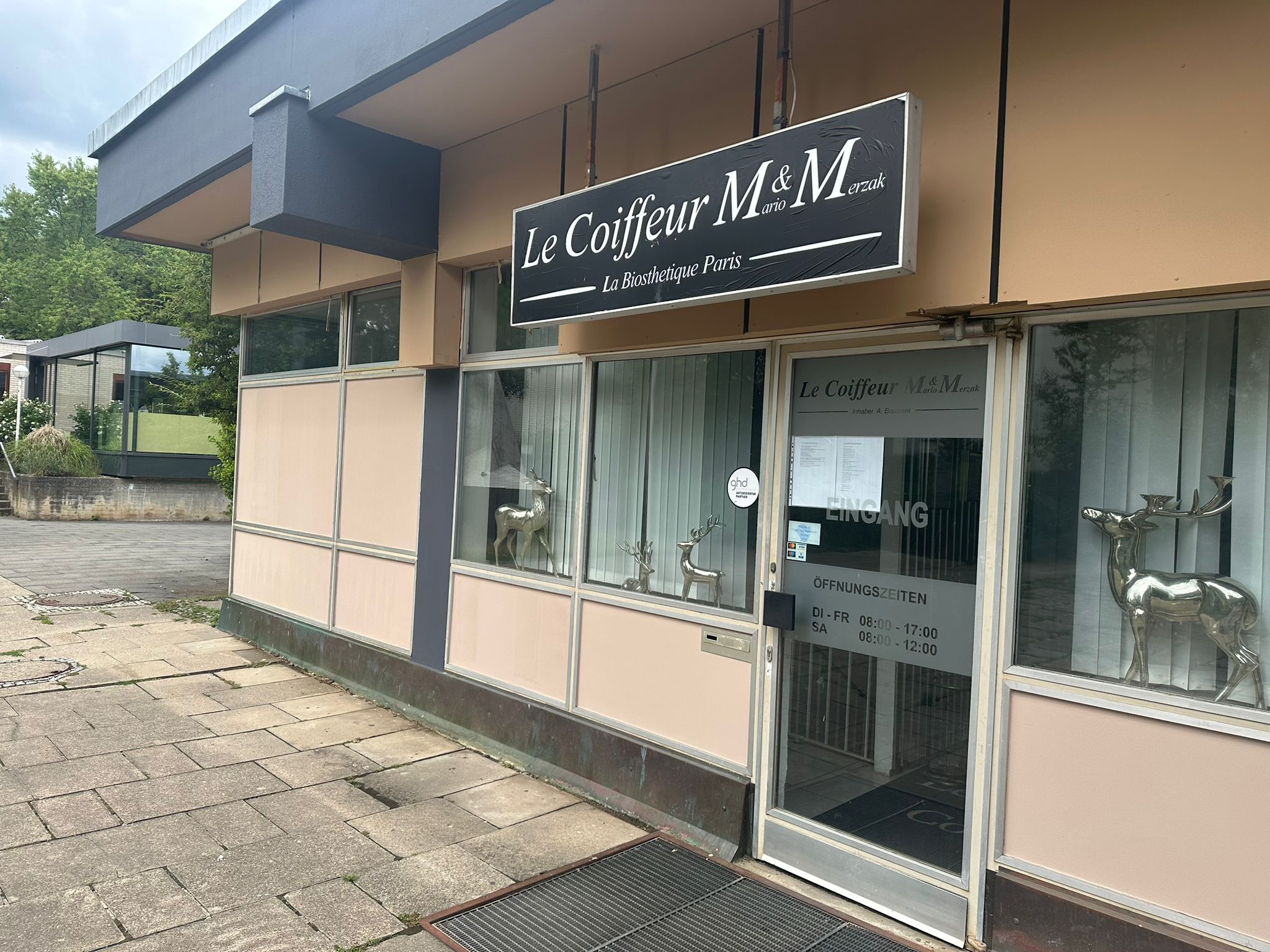 Friseursalon LeCoiffeur – Eingang Haupteingang zum Friseursalon LeCoiffeur Mario & Merzak im 1. Obergeschoss