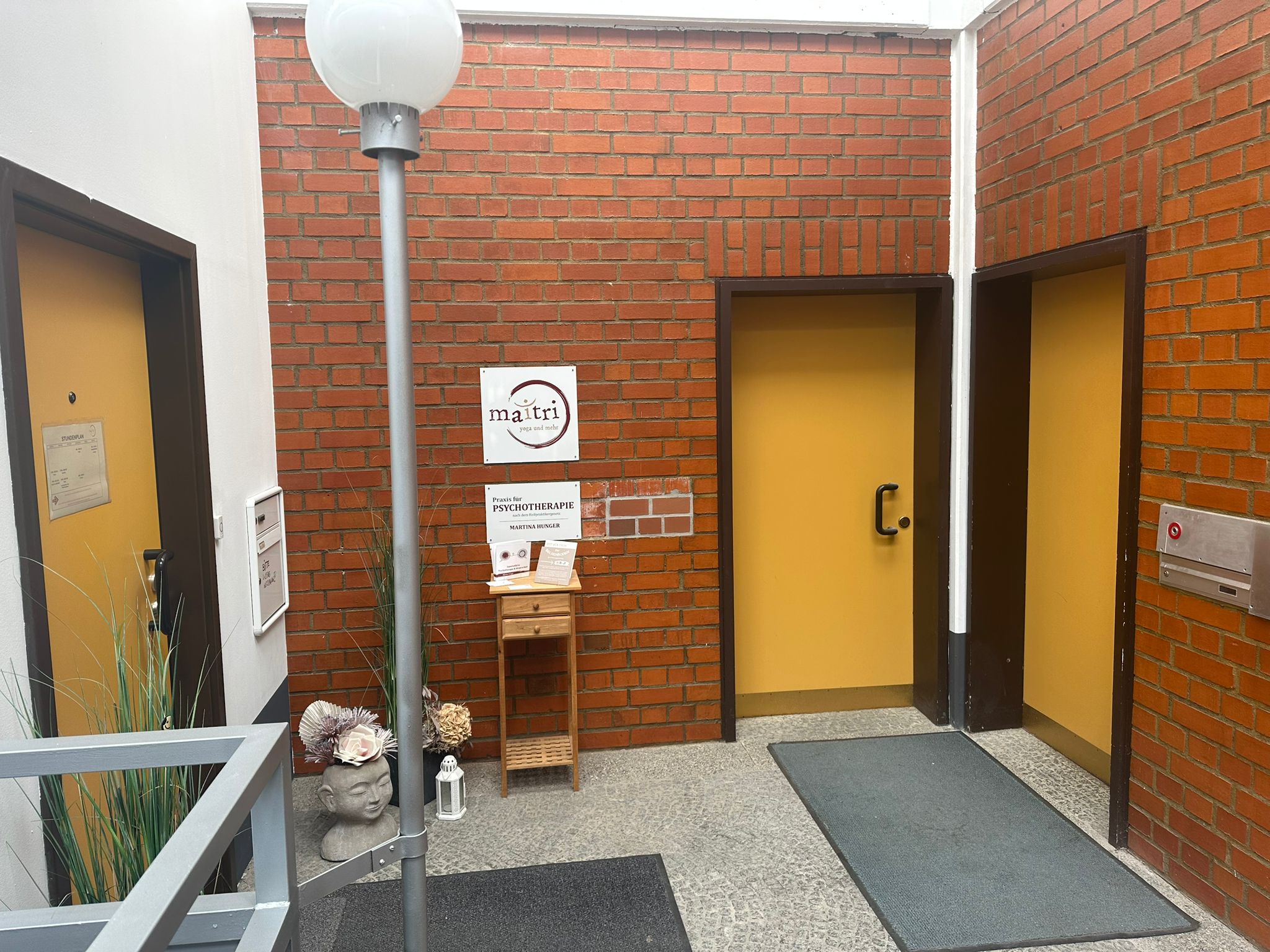 Eingänge zu Yoga, Psychotherapie & Physiotherapie – 1. OG Eingänge zu maitri yoga & Psychotherapie (links) und Physiotherapie Fitinkludio (rechts)