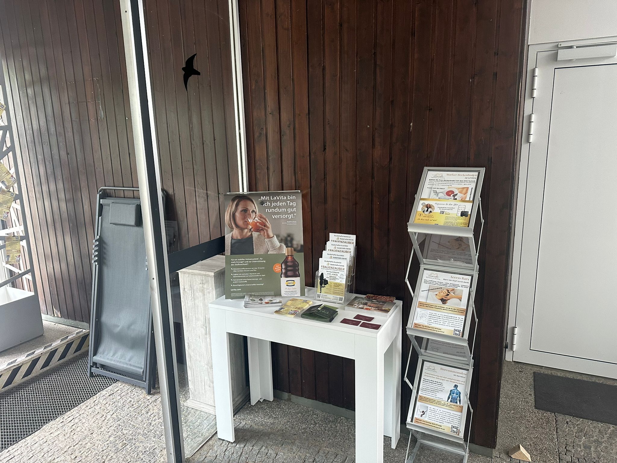 MeTime Moments – Eingang und Infobereich Eingang zu MeTime Moments im 1. Obergeschoss mit Tisch und Broschüren