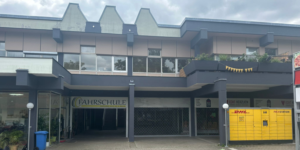 Das Geschäftsgebäude Heimatring 56 – Raum für Gesundheit, Genuss und Wohlbefinden in Coburg Geschäftsgebäude Heimatring 56 in Coburg mit Friseursalon, Physiotherapie, Pizzeria, Yoga-Studio und weiteren Anbietern