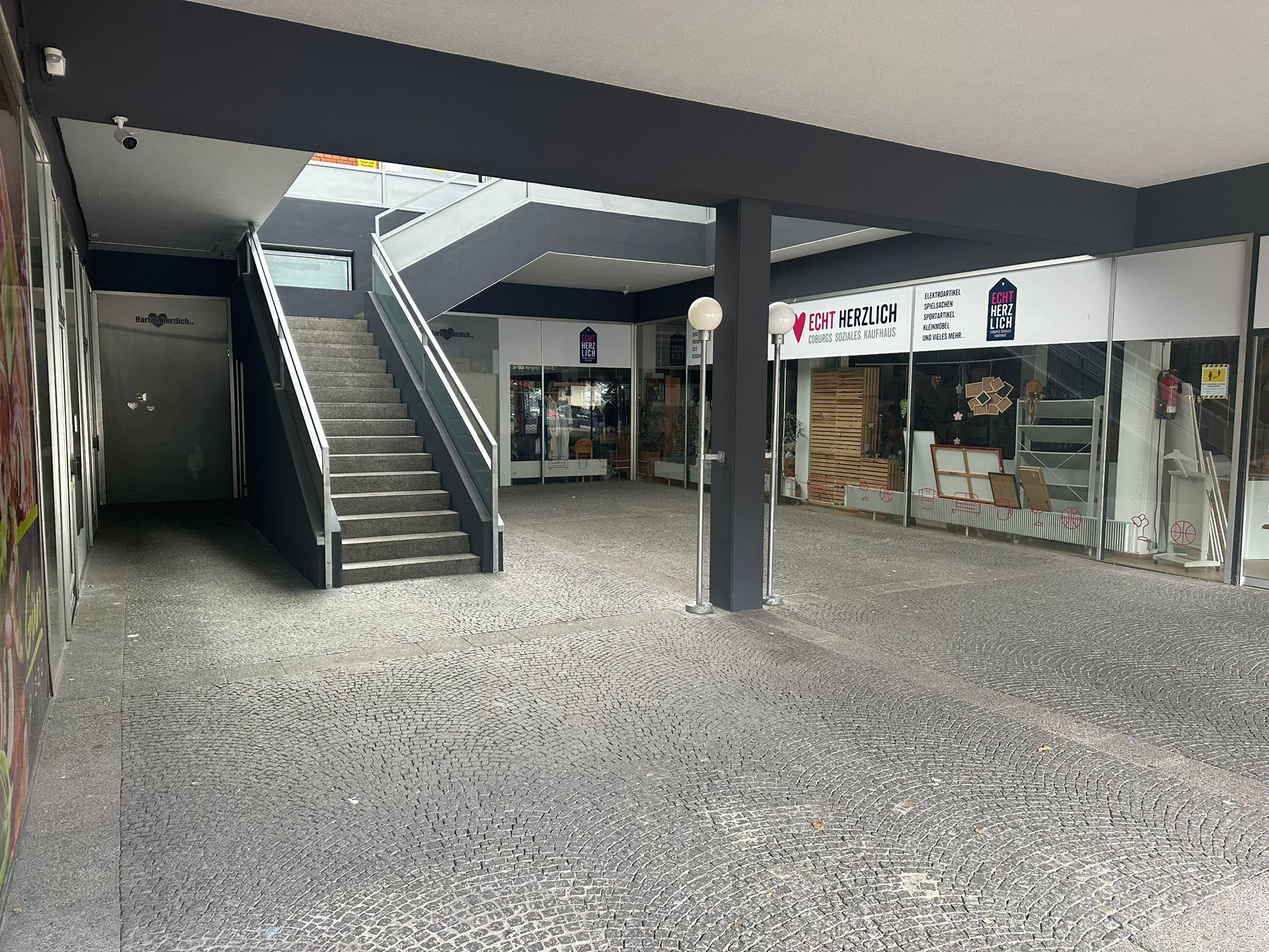 Hartz & Herzlich – Eingang im UG Eingang zum Kaufhaus Hartz & Herzlich im Untergeschoss